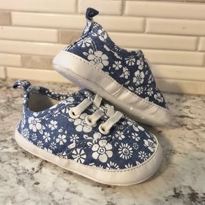 Gap baby girl crib shoes - Size 6-12M